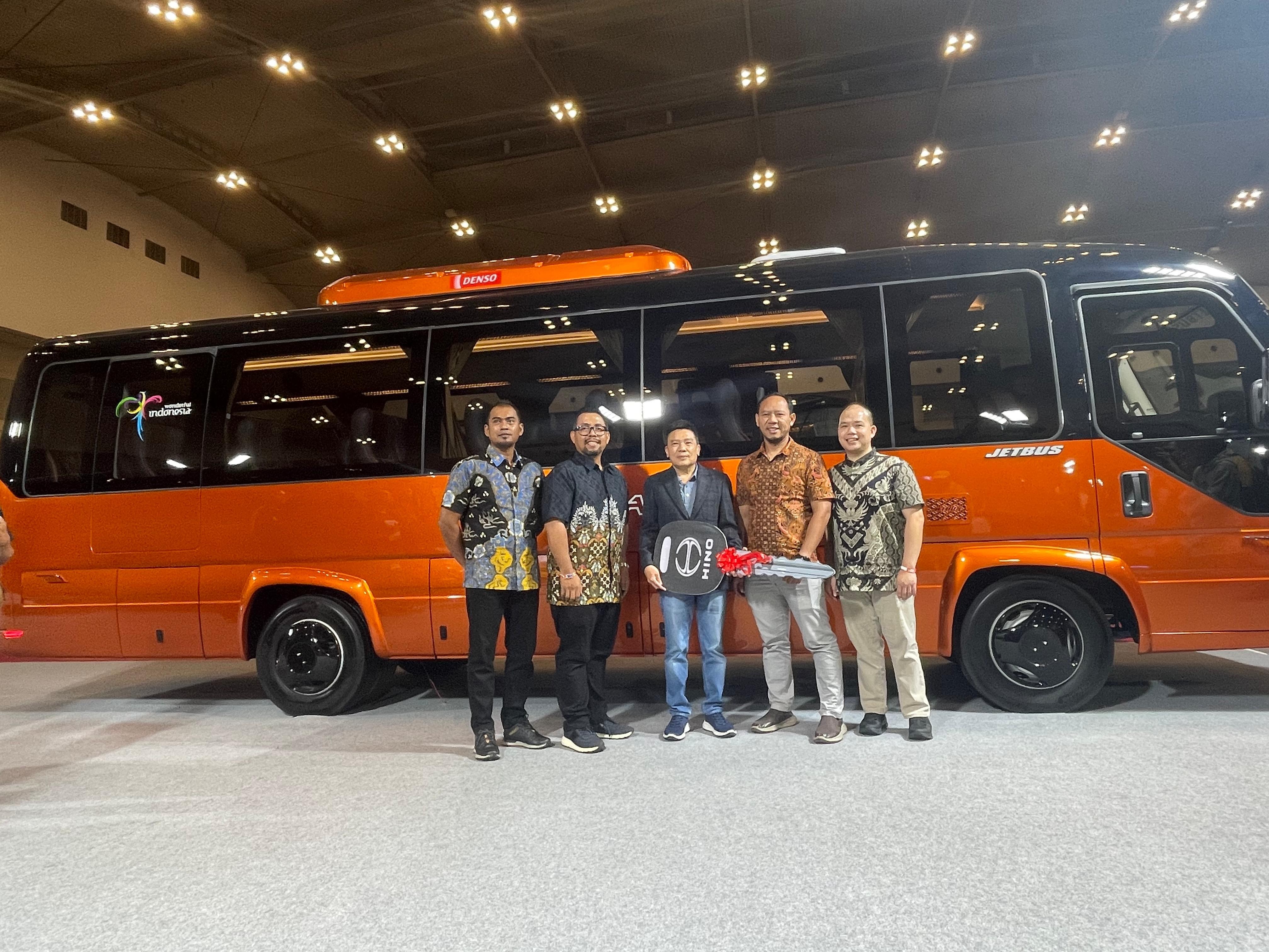 Hino GB 150 L Jadi Andalan Baru! Kerub Pariwisata Resmi Tambah Armada di GJAW 2025